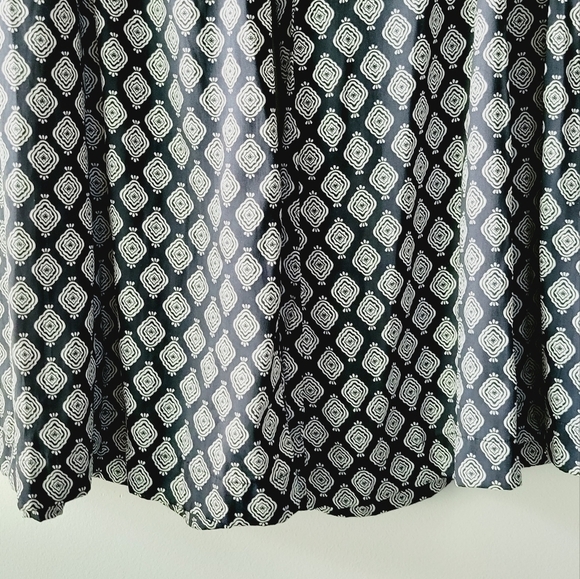 Anthropologie black and white capri with asymmetrical pattern - Picture 3 of 7